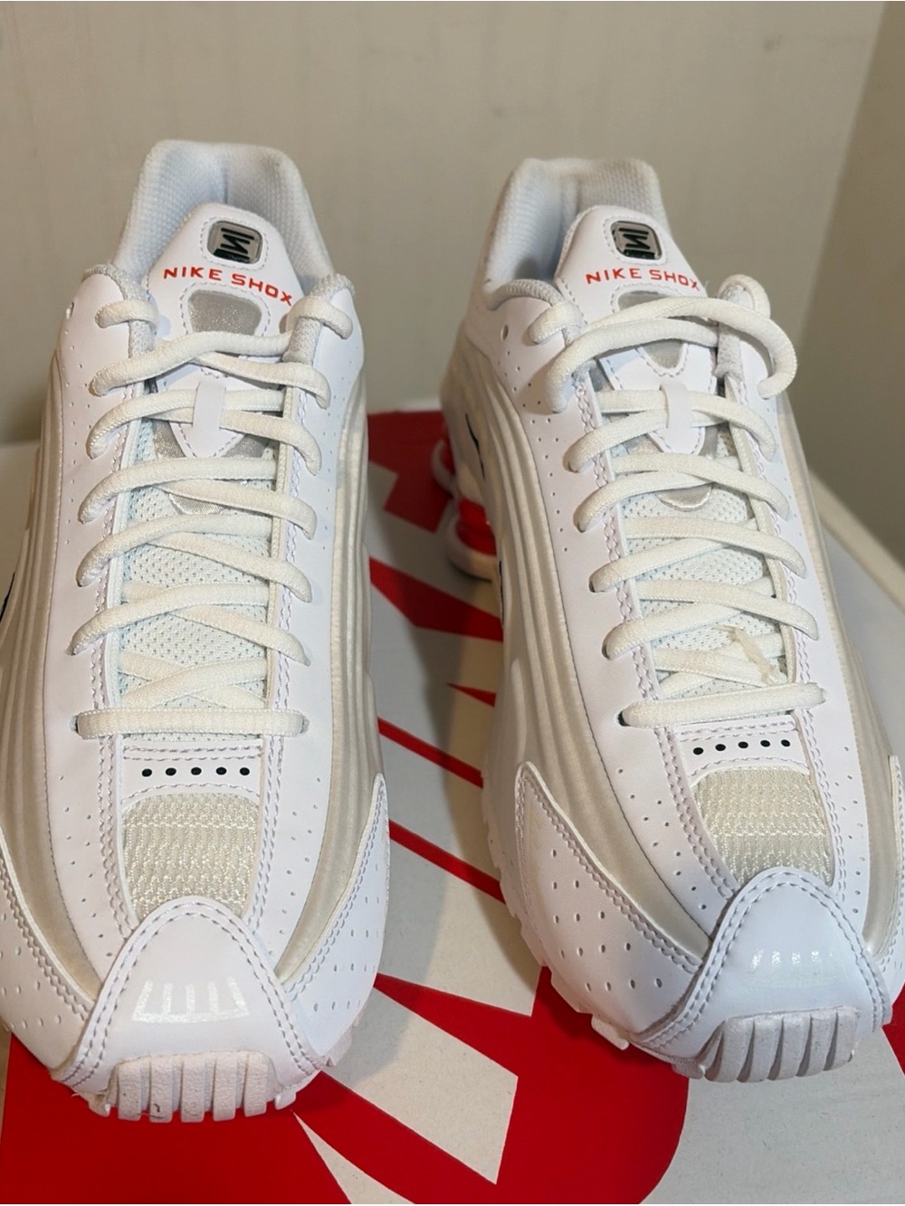 Nike Shox R4 (GS) Size 7Y. BNIB!! CW2626-102